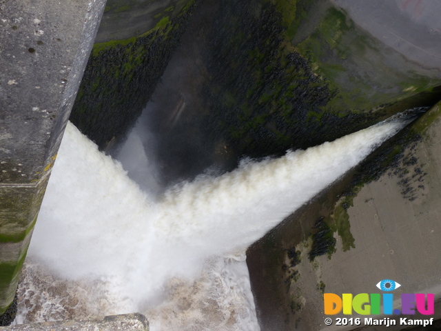 FZ033850 Water flowing out of lock on Cardiff barrage